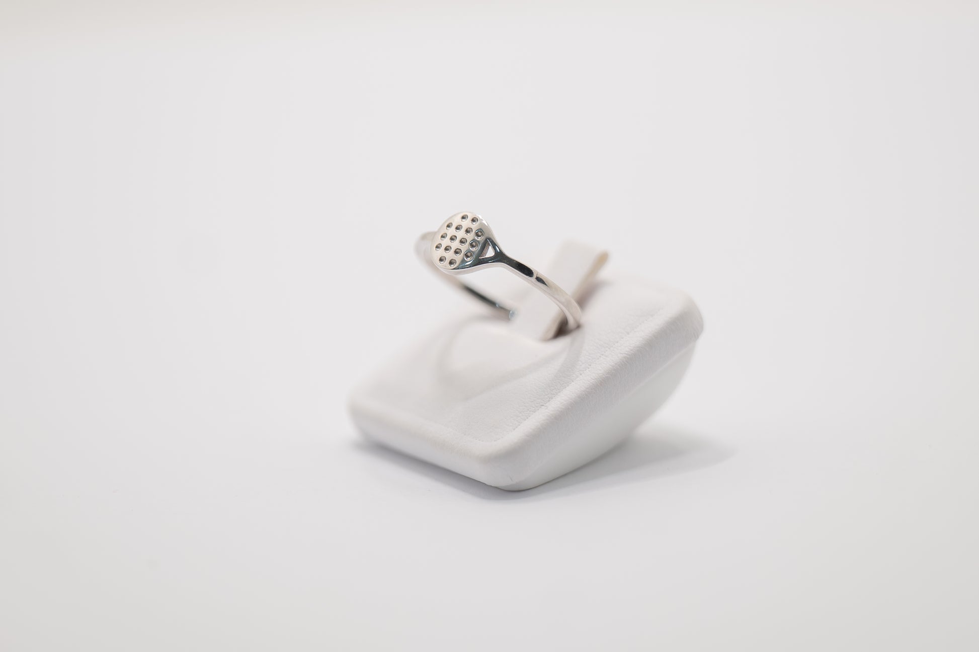 ANELLO RACCHETTA PADEL IN ORO BIANCO 18 KT