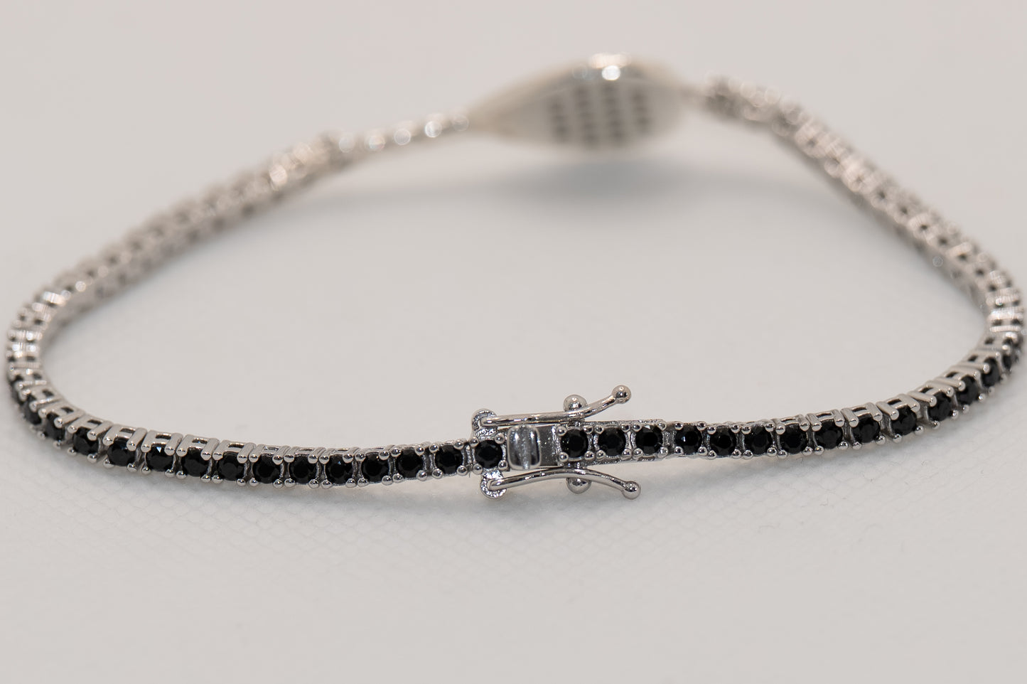 Dettaglio chiusura bracciale tennis racchetta padel argento 925 e pietre nere