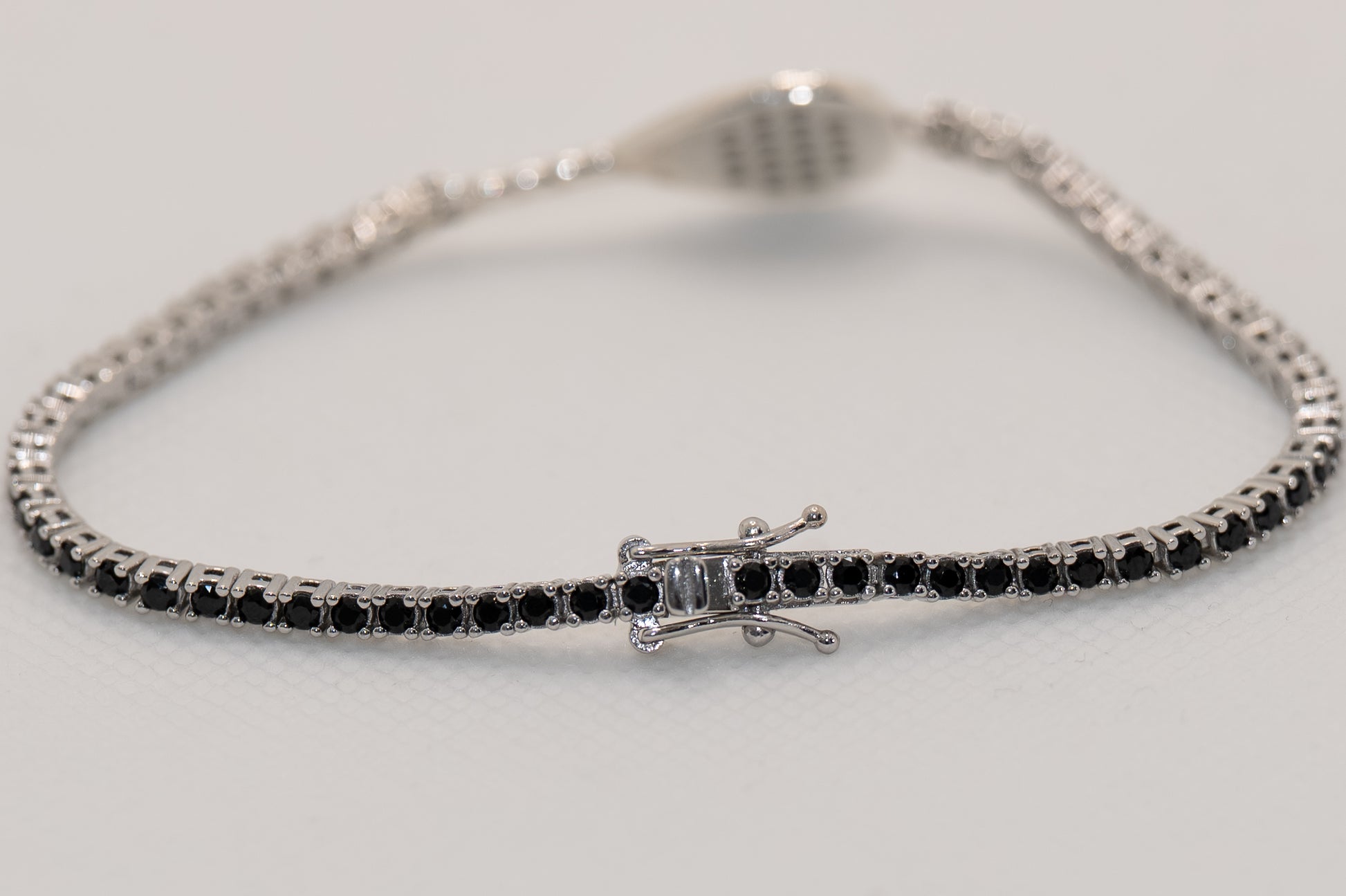 Dettaglio chiusura bracciale tennis racchetta padel argento 925 e pietre nere