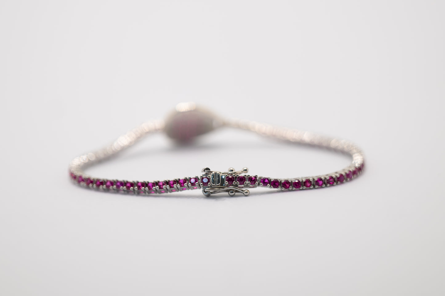dettaglio chiusura bracciale tennis racchetta padel argento 925 e pietre rosse Lagati Padel Jewels
