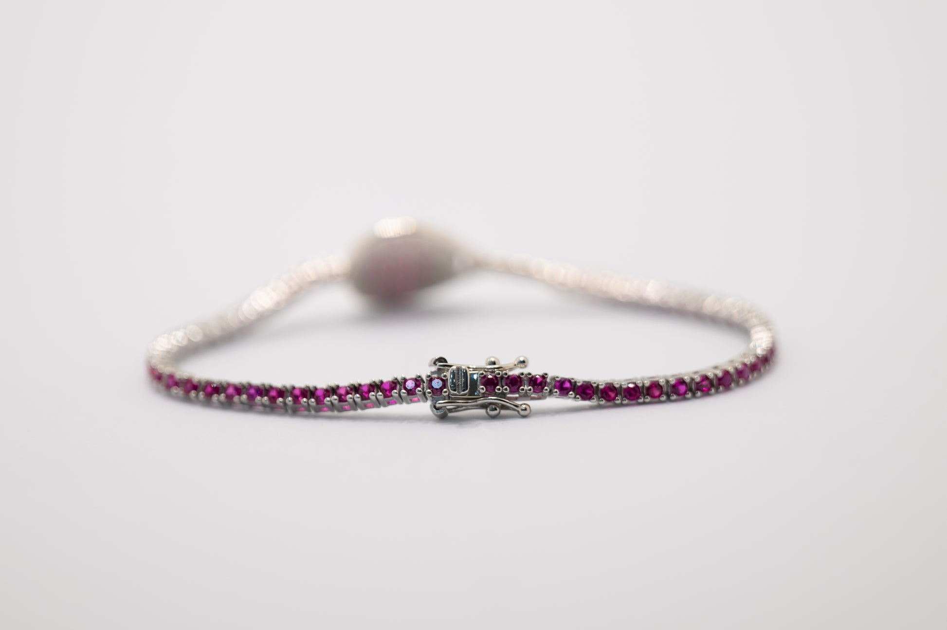 dettaglio chiusura bracciale tennis racchetta padel argento 925 e pietre rosse Lagati Padel Jewels