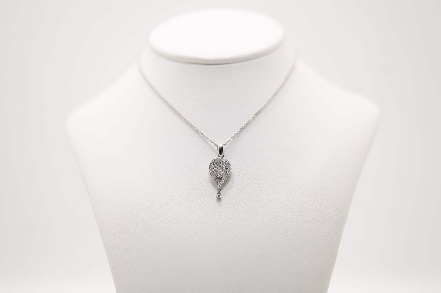 CIONDOLO RACCHETTA ORO BIANCO 18 KT CON DIAMANTI TAGLIO BRILLANTE DETTAGLIO