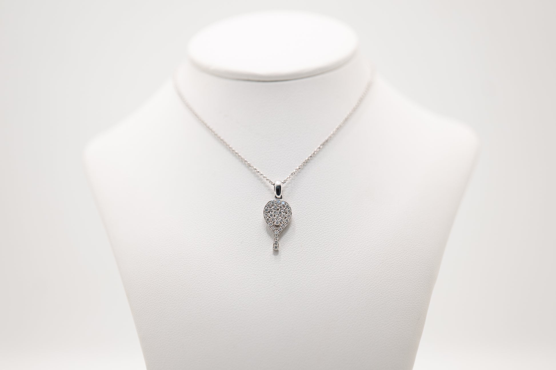 CIONDOLO RACCHETTA ORO BIANCO 18 KT CON DIAMANTI TAGLIO BRILLANTE DETTAGLIO