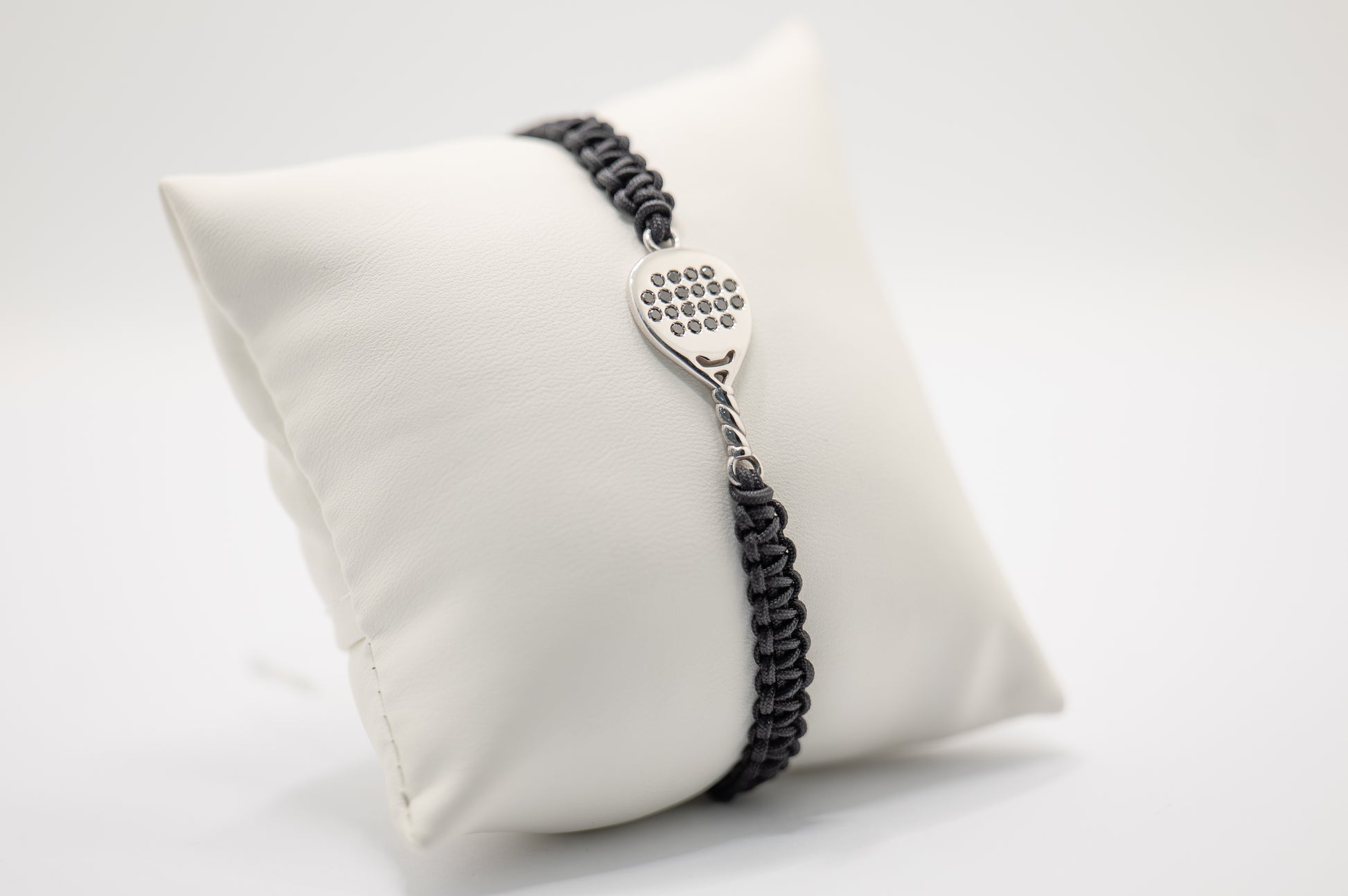BRACCIALE PADEL MODELLO GOCCIA IN ORO BIANCO 18 KT CON DIAMANTI NERI TAGLIO BRILLANTE E CORDINO SCOOBYDOO NERO