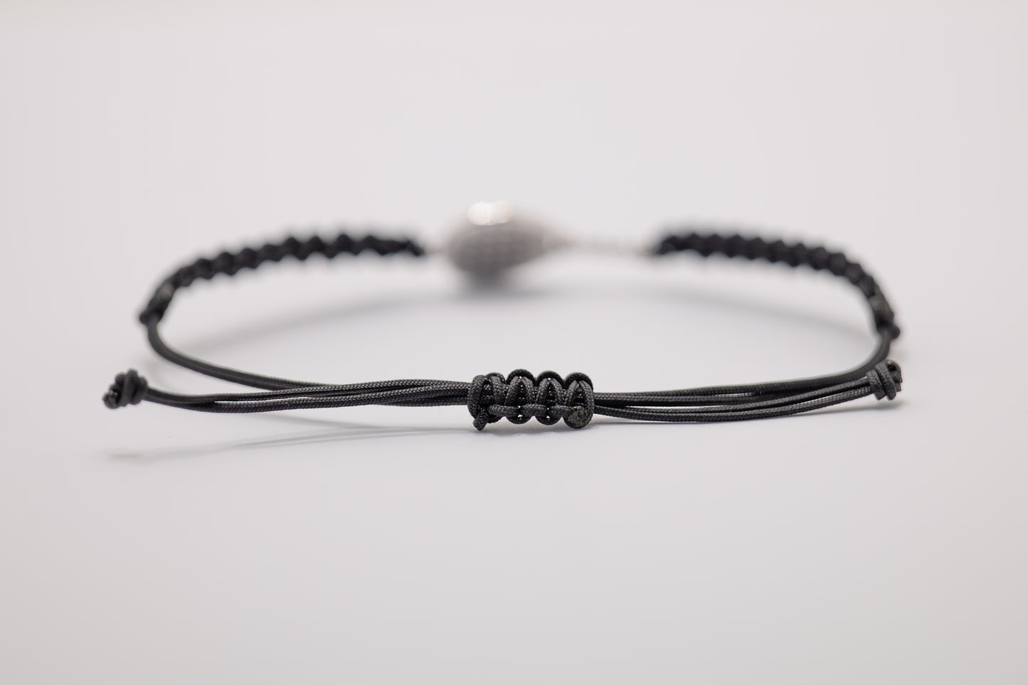 DETTAGLIO CHIUSURA SCORREVOLE CORDINO SCOOBYDOO PER BRACCIALE PADEL MODELLO GOCCIA IN ORO BIANCO 18 KT E DIAMANTI NERI