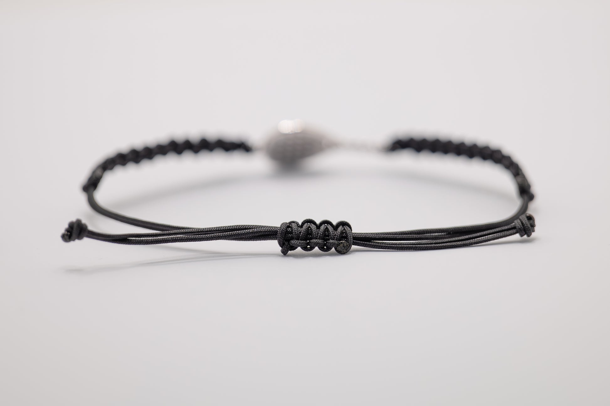 DETTAGLIO CHIUSURA SCORREVOLE CORDINO SCOOBYDOO PER BRACCIALE PADEL MODELLO GOCCIA IN ORO BIANCO 18 KT E DIAMANTI NERI